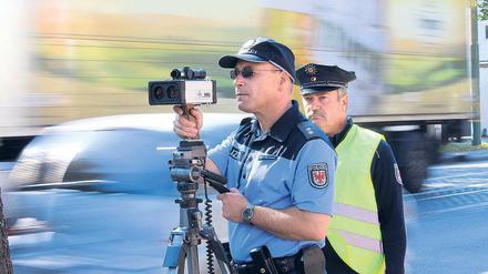 Unter Kontrolle. Potsdamer Polizisten beim „Blitzer-Marathon“ am Donnerstag. Die Aktion war ausgiebig angekündigt worden, die meisten Autofahrer hielten sich an die Vorgaben.