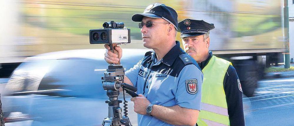 Unter Kontrolle. Potsdamer Polizisten beim „Blitzer-Marathon“ am Donnerstag. Die Aktion war ausgiebig angekündigt worden, die meisten Autofahrer hielten sich an die Vorgaben.