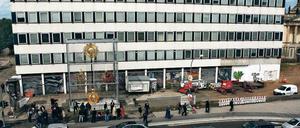 Der Ort. Am Rechenzentrum in der Breiten Straße steht – gut gesichert – die Wetterfahne für den geplanten Turm der Garnisonkirche (l.). Das DDR-Gebäude muss Ende 2017 unter anderem für den Wiederaufbau der Garnisonkirche weichen. Diskutiert wird, wo das Glasmosaik „Mensch bezwingt Kosmos“ neu aufgehängt wird.
