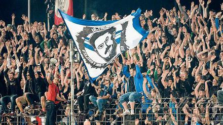 Kann mit. Karl-Liebknecht-Fahnen der Babelsberger Fans sind auch am Samstag im Berliner Jahn-Sportpark erlaubt.