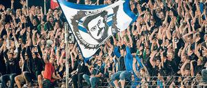 Kann mit. Karl-Liebknecht-Fahnen der Babelsberger Fans sind auch am Samstag im Berliner Jahn-Sportpark erlaubt.