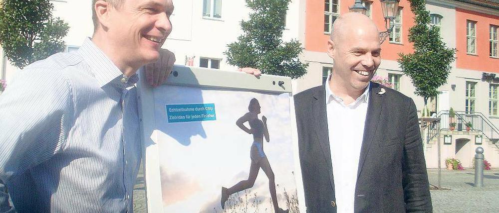 Es läuft. Ex-Profi Christian Beeck (l.) will beim 11. Teltowkanal-Halbmarathon an den Start gehen. Organisiert wird der Lauf von Lars Weber, dem einstigen Physiotherapeuten des Fußballers.