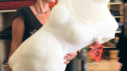 Alles muss raus. Mira Schatton aus dem Kokopelli-Kinderladen trägt eine „schwangere“ Puppe durch den Laden. Sie gehört zu den Dekomaterialien, die zur ersten Potsdamer Fundus-Börse verkauft werden.