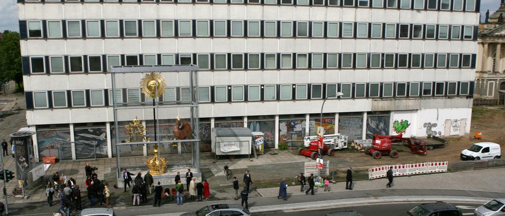 Das Rechenzentrum soll weg, die Garnisonkirche dafür wieder hin: Die Breite Straße in Potsdam.