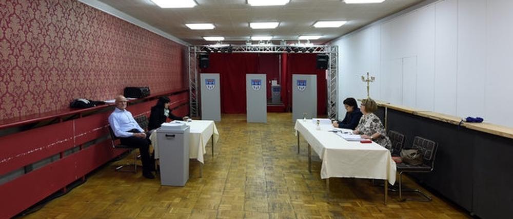 Dieses Wahllokal steht zwar in Kleinmachnow, im Speckgürtel von Berlin. Doch so viel besser sah die Wahlbeteiligung auch in Potsdam aus.