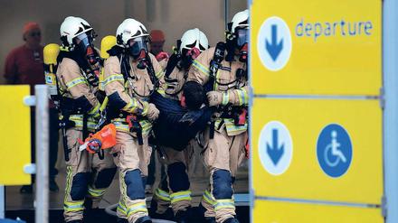 Alles simuliert. Feuerwehrmänner transportieren einen Verletzten ab.