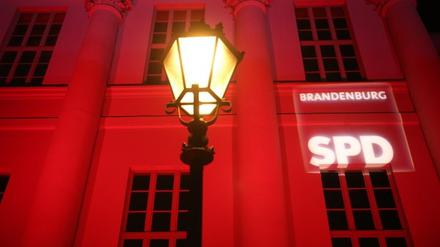 Alles rot in Brandenburg? Die Farbe steht nicht nur für die - hier mit großer Beständigkeit regierende SPD - sondern auch für das alarmierende Signal, das diese Wahl auch ausgesendet hat.