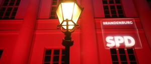 Alles rot in Brandenburg? Die Farbe steht nicht nur für die - hier mit großer Beständigkeit regierende SPD - sondern auch für das alarmierende Signal, das diese Wahl auch ausgesendet hat.