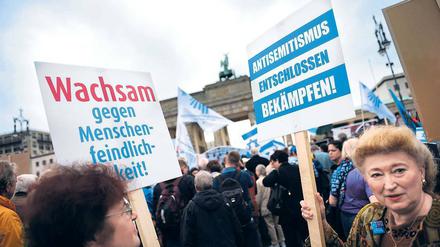 Auf der Straße nach Frieden. Zusammen mit der Bundeskanzlerin und dem Bundespräsidenten demonstrieren mehrere Tausend Menschen am Sonntag in Berlin gegen Antisemitismus.