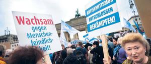 Auf der Straße nach Frieden. Zusammen mit der Bundeskanzlerin und dem Bundespräsidenten demonstrieren mehrere Tausend Menschen am Sonntag in Berlin gegen Antisemitismus.