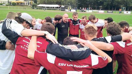Der erste Siegerkreis: Loks Spieler im vereinten Jubel über drei Punkte.