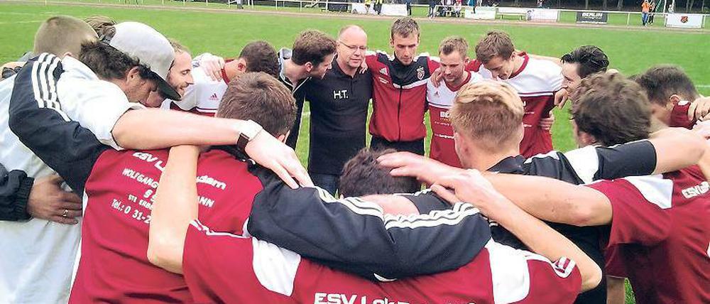 Der erste Siegerkreis: Loks Spieler im vereinten Jubel über drei Punkte.