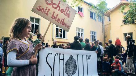 Verärgert: Rund 100 „Scholle 51“-Nutzer haben am Mittwoch gegen das mögliche Aus des Künstlerzentrums in der Geschwister-Scholl-Straße demonstriert.