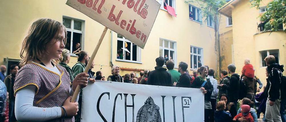 Verärgert: Rund 100 „Scholle 51“-Nutzer haben am Mittwoch gegen das mögliche Aus des Künstlerzentrums in der Geschwister-Scholl-Straße demonstriert.