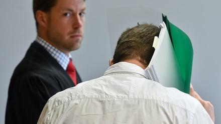 Gesicht verdeckt: der Angeklagte.