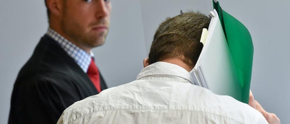 Gesicht verdeckt: der Angeklagte.