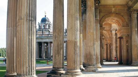 Machtdemonstration. Die Kollonaden wurden im 18. Jahrhundert in Rekordzeit gebaut. Sie dienen als Eingang zum Neuen Palais aus Richtung Lindenallee. Mit der Planung der Sanierung wurde im Jahr 2003 begonnen, sechs Jahre lang wurde gebaut.