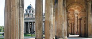 Machtdemonstration. Die Kollonaden wurden im 18. Jahrhundert in Rekordzeit gebaut. Sie dienen als Eingang zum Neuen Palais aus Richtung Lindenallee. Mit der Planung der Sanierung wurde im Jahr 2003 begonnen, sechs Jahre lang wurde gebaut.