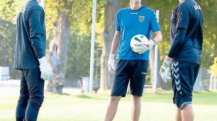Mittendrin: 20 – 22 – 24 ist die Altersreihenfolge der drei Babelsberger Akteure. Während Dominic Feber (l.) und Marvin Gladrow (r.) die aktuellen Torhüter des Regionalligisten sind, ist Matthias Boron ihr Trainer.