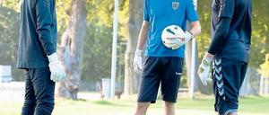Mittendrin: 20 – 22 – 24 ist die Altersreihenfolge der drei Babelsberger Akteure. Während Dominic Feber (l.) und Marvin Gladrow (r.) die aktuellen Torhüter des Regionalligisten sind, ist Matthias Boron ihr Trainer.