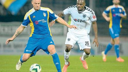 Wieder getroffen. Joachuim Rafael Makangu (r.) erzielte seinen dritten Saisontreffer im dritten Heimspiel. Am Freitagabend gegen Jena (l. Christoph Klippel) reichte es letztlich nicht zu einem Sieg.