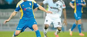 Wieder getroffen. Joachuim Rafael Makangu (r.) erzielte seinen dritten Saisontreffer im dritten Heimspiel. Am Freitagabend gegen Jena (l. Christoph Klippel) reichte es letztlich nicht zu einem Sieg.