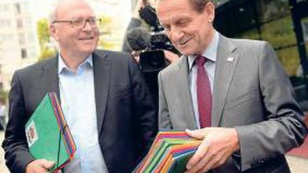Sie halten was dagegen. Vesper (l.) und Hörmann mit Material von „Nolympia“.