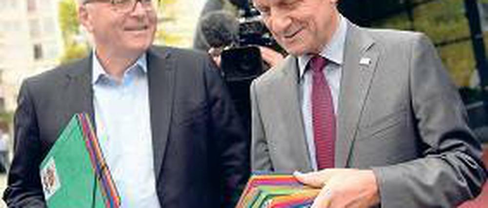 Sie halten was dagegen. Vesper (l.) und Hörmann mit Material von „Nolympia“.