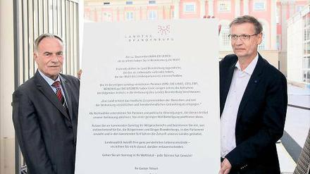 Unterschrift für die Demokratie. Fernsehmoderator und Wahlpotsdamer Günther Jauch (r.) unterzeichnete am Donnerstagabend als erster den Aufruf zur Wahlbeteiligung, den Landtagspräsident Gunter Fritsch (SPD) initiiert hat.