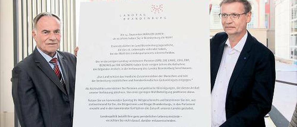 Unterschrift für die Demokratie. Fernsehmoderator und Wahlpotsdamer Günther Jauch (r.) unterzeichnete am Donnerstagabend als erster den Aufruf zur Wahlbeteiligung, den Landtagspräsident Gunter Fritsch (SPD) initiiert hat.