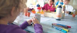 Mehr Kinder, mehr Kitas. Die Stadt will das Kitaangebot im nächsten Kitajahr um 280 Plätze erweitern. Damit soll allen Eltern ein Kitaplatz für ihre Kinder garantiert werden – jedoch nicht immer auch wohnortnah. Für die Zukunft rechnen die Kitaplaner mit einem steigenden Bedarf an Hortplätzen.