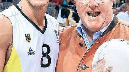 Präsident im Dienst. Ingo Weiss (r.) will die Vorrunde in Berlin austragen.