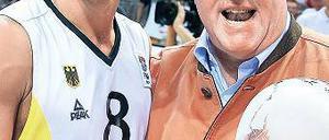 Präsident im Dienst. Ingo Weiss (r.) will die Vorrunde in Berlin austragen.