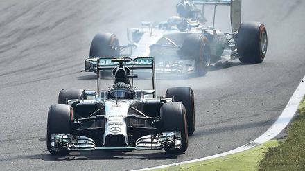 Wo Feuer ist, da ist auch Rauch. Die beiden Mercedes-Piloten Nico Rosberg (vorne) und Lewis Hamilton setzten ihren spannenden Kampf um den WM-Titel fort.