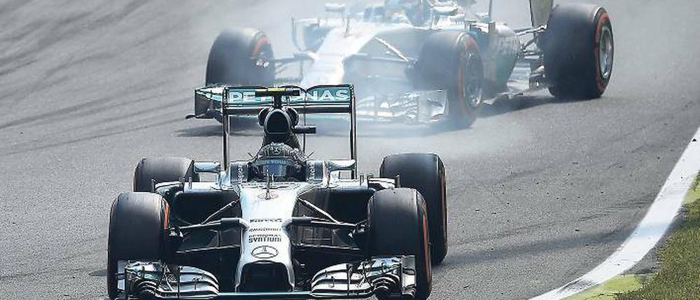 Wo Feuer ist, da ist auch Rauch. Die beiden Mercedes-Piloten Nico Rosberg (vorne) und Lewis Hamilton setzten ihren spannenden Kampf um den WM-Titel fort.