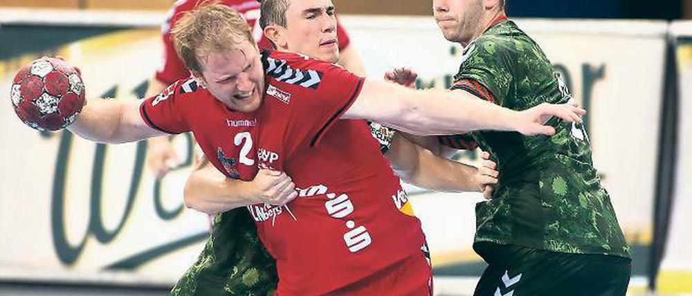 Das war harte Arbeit. VfL-Handballer Robert Weiß brauchte viel Durchsetzungsvermögen gegen die Abwehr der Nachwuchs-Füchse und war bei der knappen Niederlage gegen die Berliner einer der besten in den Potsdamer Reihen.