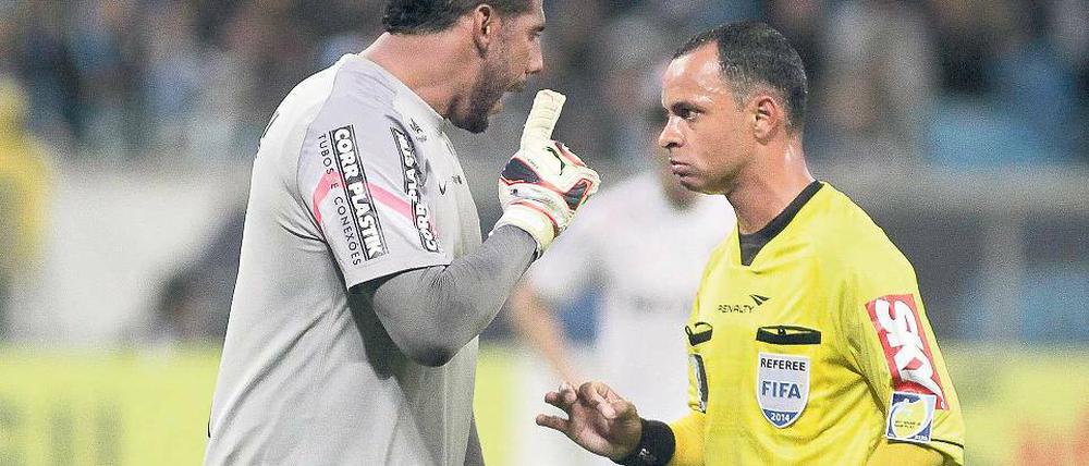 Hinhören! Santos’ Torwart Aranha beschwert sich beim Schiedsrichter über die rassistischen Rufe gegen ihn.