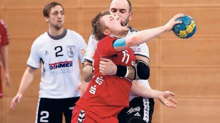 Alles geben. Die Potsdamer Handballer (im Vordergrund Nils Jürschke) treffen heute im Derby auf die Reinickendorfer Füchse. Wie beim Heimspiel gegen Springe aus dem Vorjahr, bei dem dieses Bild aufgenommen wurde, wird von den Gastgebern viel Durchsetzungswille verlangt.