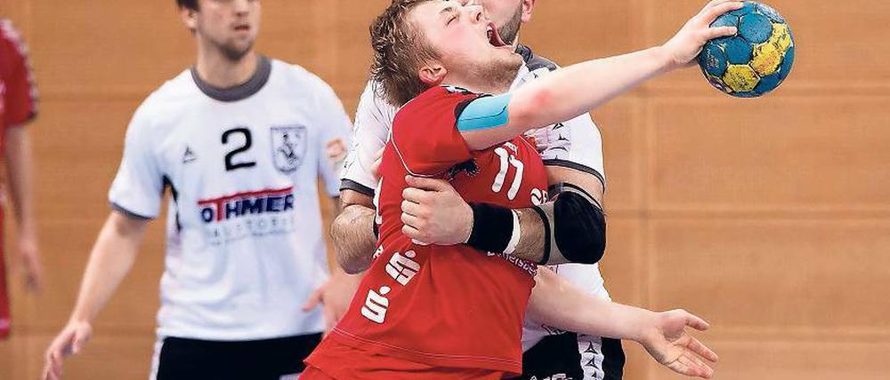 Alles geben. Die Potsdamer Handballer (im Vordergrund Nils Jürschke) treffen heute im Derby auf die Reinickendorfer Füchse. Wie beim Heimspiel gegen Springe aus dem Vorjahr, bei dem dieses Bild aufgenommen wurde, wird von den Gastgebern viel Durchsetzungswille verlangt.