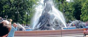 Mit Hymne und Torte. Die Einweihung des Brunnens war in Polen ein Medienereignis.