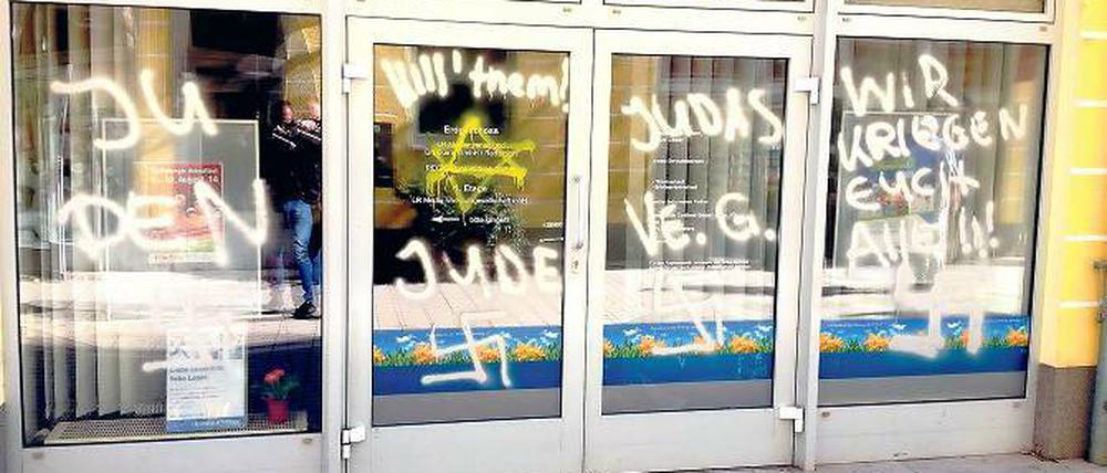 Braune Hetze. Schon wieder wurde auf die Redaktion der „Lausitzer Rundschau“ in Spremberg ein Anschlag verübt. Die Botschaft ist klar antisemitisch.