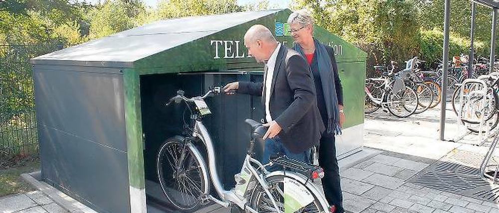 Der Bürgermeistertest. Thomas Schmidt war der erste, der ein Pedelec in die Box schob, sekundiert von Ministerin Tack.