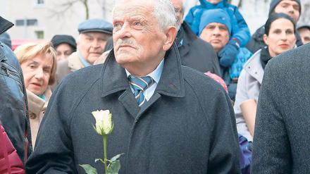 Eine Rose als Verbeugung. Horst Schüler bei einem Gedenktermin für seinen Vater Fritz Schüler Ende vergangenen Jahres. In Andenken an den Sozialdemokraten wurden Stolpersteine in der Großbeerenstraße eingeweiht.