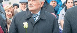 Eine Rose als Verbeugung. Horst Schüler bei einem Gedenktermin für seinen Vater Fritz Schüler Ende vergangenen Jahres. In Andenken an den Sozialdemokraten wurden Stolpersteine in der Großbeerenstraße eingeweiht.
