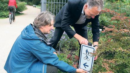 Neues Leitsystem: Baudezernent Matthias Klipp (r.) montierte ein Schild.