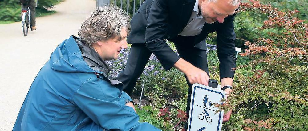 Neues Leitsystem: Baudezernent Matthias Klipp (r.) montierte ein Schild.