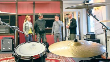 Zwischen Musik und Kunst. In den ehemaligen Räumen des Berufsbildungswerkes gibt es nicht nur vier Ateliers von Künstlern und eine Zeichenschule, sondern auch Proberäume für Bands und demnächst eine Auftrittsmöglichkeit.