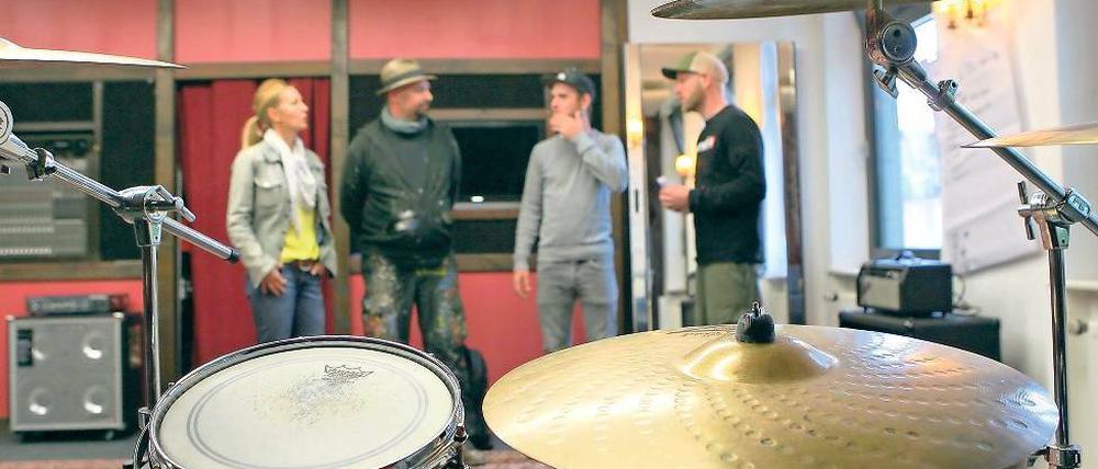 Zwischen Musik und Kunst. In den ehemaligen Räumen des Berufsbildungswerkes gibt es nicht nur vier Ateliers von Künstlern und eine Zeichenschule, sondern auch Proberäume für Bands und demnächst eine Auftrittsmöglichkeit.