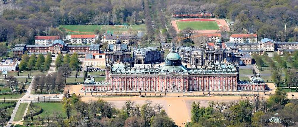Mögliche Kulisse für die Spiele. Vor dem Neuen Palais könnten die Dressurreiter ihren Auftritt haben, hier eine Herbst-Ansicht des Schlosses.