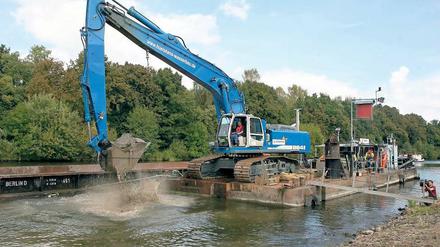 Ausgebaggert. Der Kanal wird nicht verbreitert, aber vertieft.